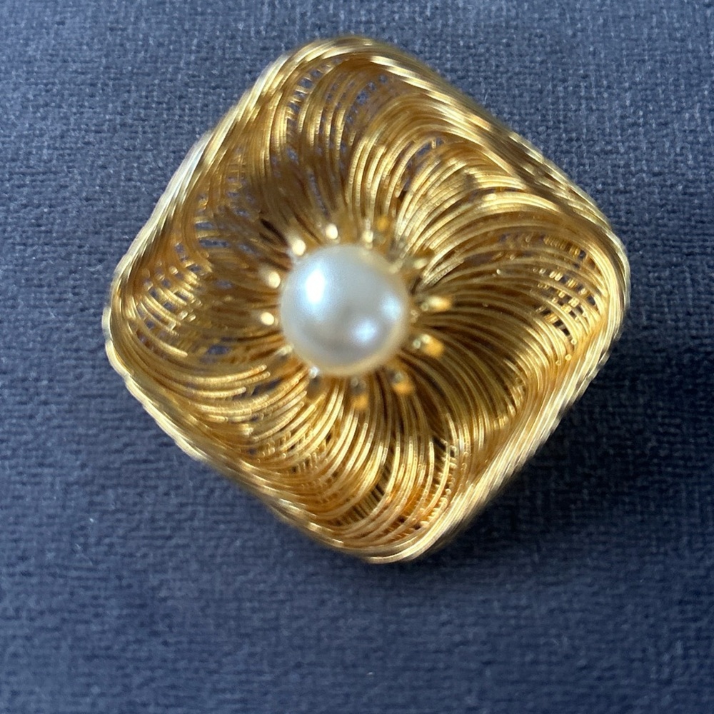 Elegant Vintage Gold Tone and Pearl Brooch